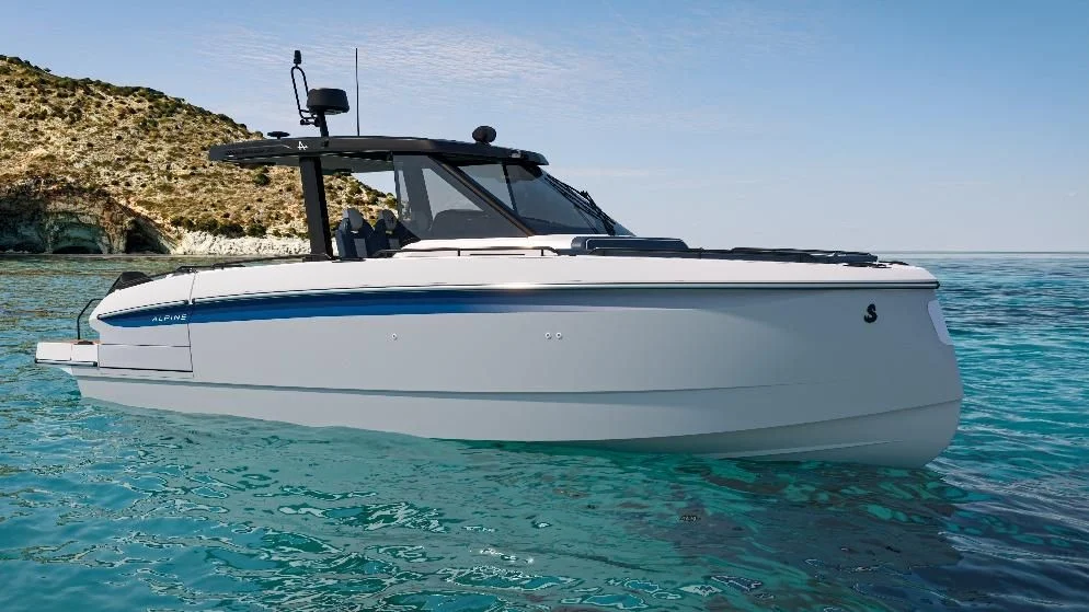 Bénéteau Gran Turismo 35 Alpine Edition at anchor with its blue hull stripe
