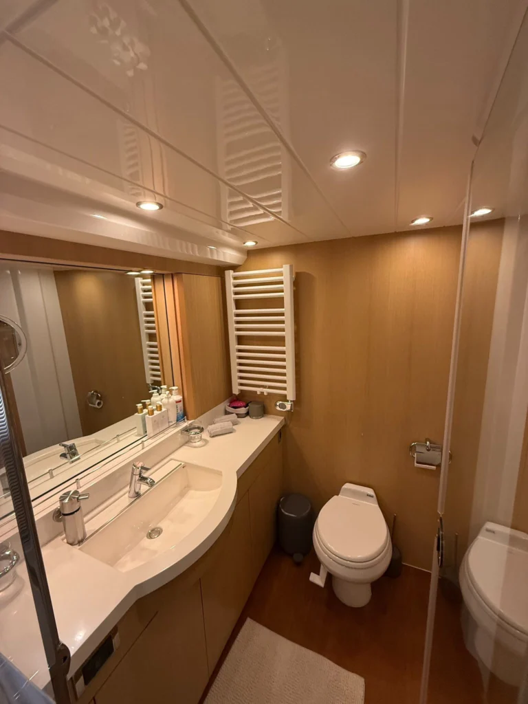 Master en-suite bathroom