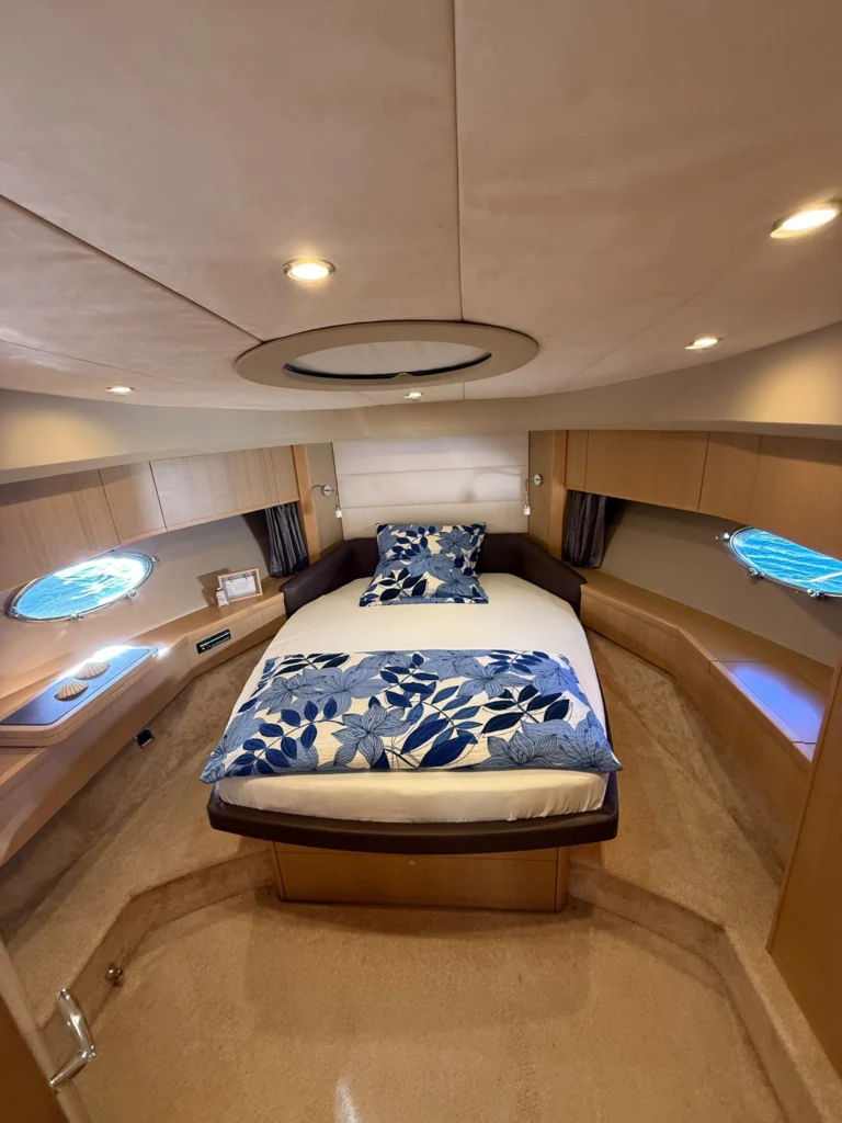 Forward VIP cabin with double bed
